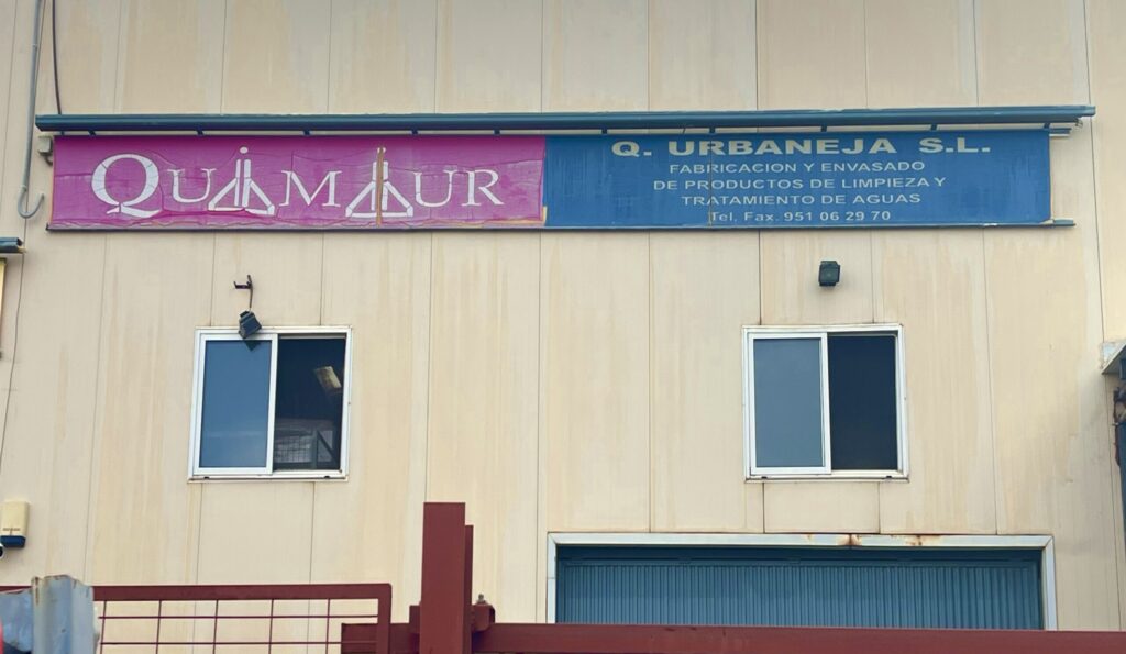 Instalaciones de Químicas Urbaneja con el rótulo de Quimiur